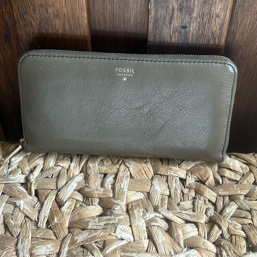 Fossil woman’s leather wallet